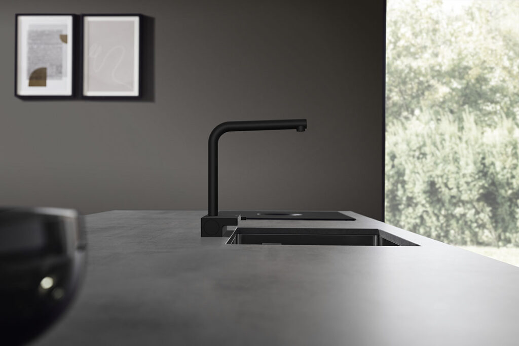 hansgrohe Aquno Select M81 with L-shaped spout